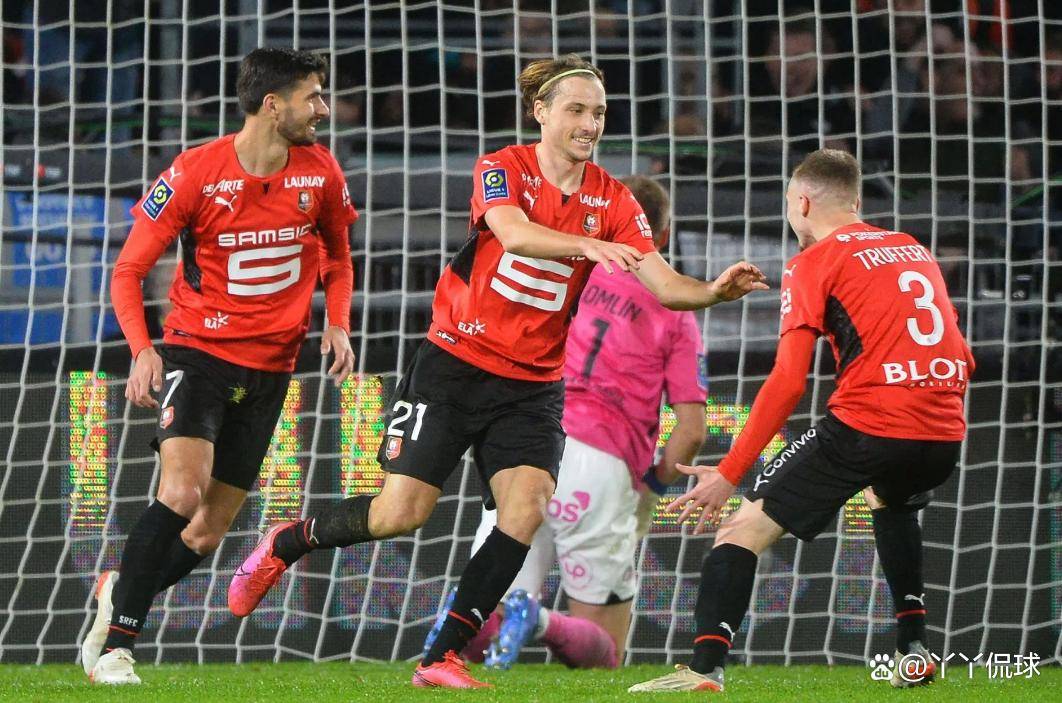 尼斯在主场战胜梅斯，全取三分保持领先