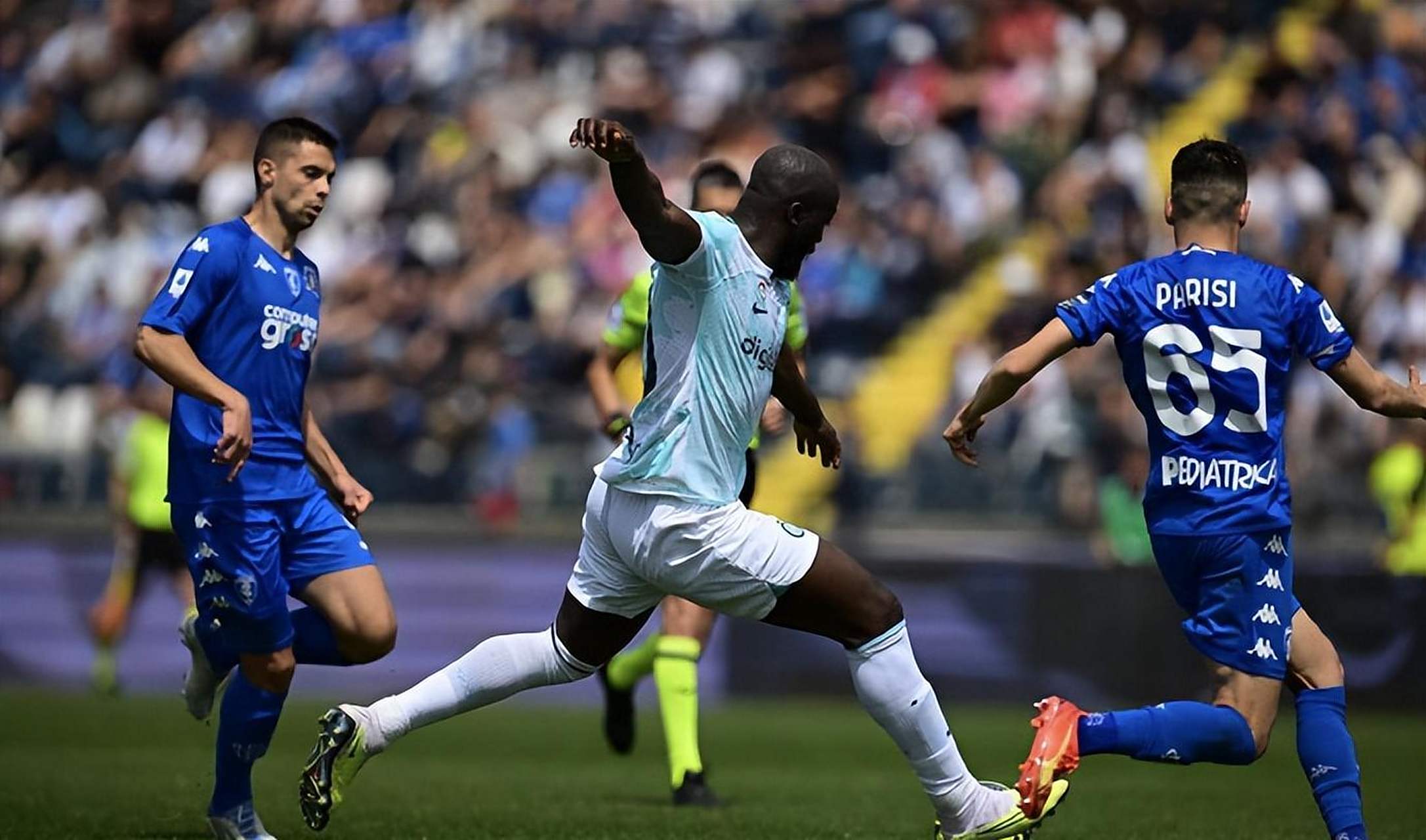 意甲比赛的精彩瞬间让人心驰神往！