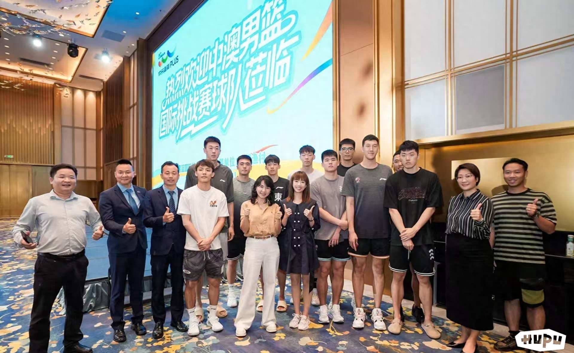 球队组织球迷见面会,与球迷互动交流 球队组织球迷见面会,与球迷互动交流