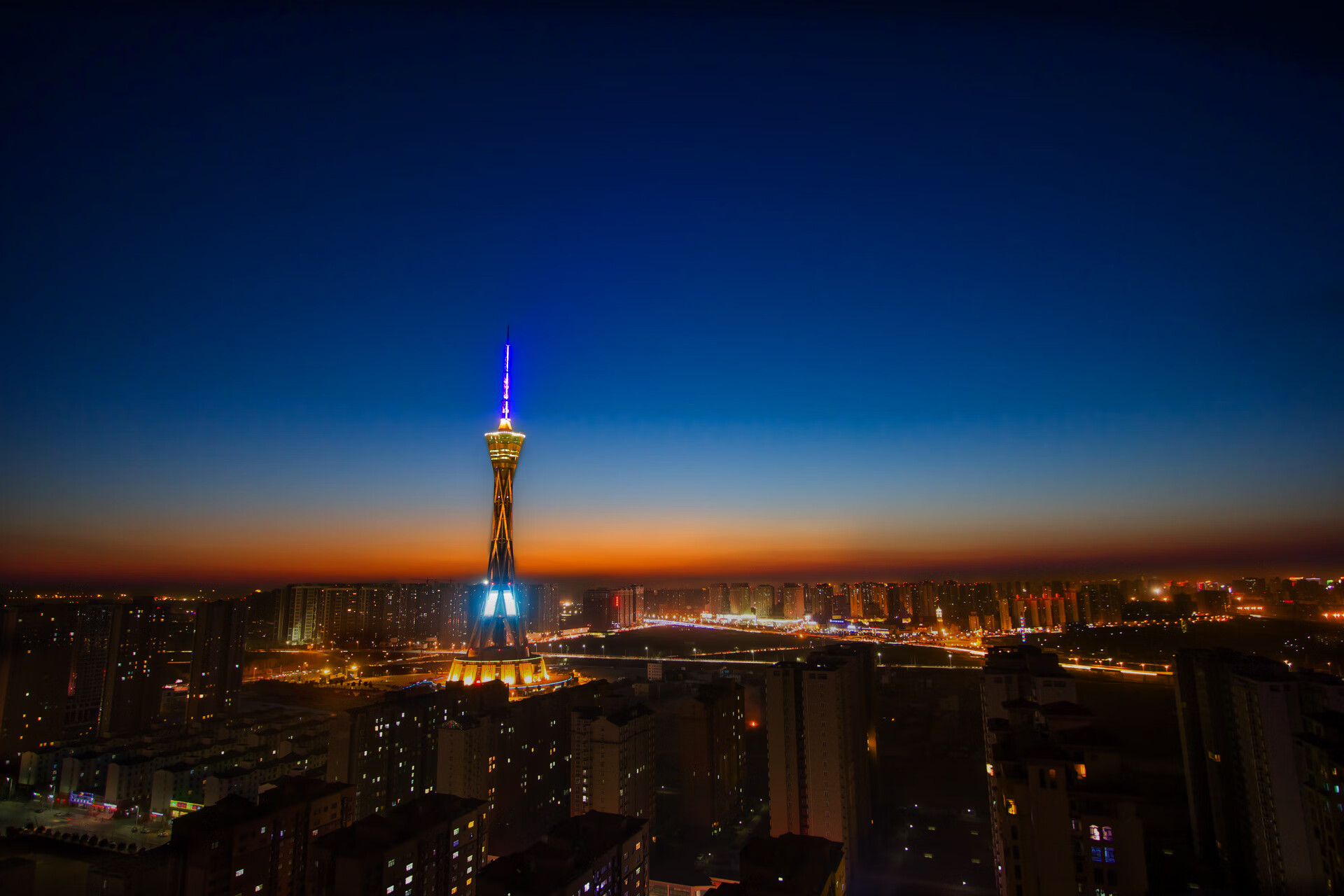 IM体育下载-黄喜灿攻防转换定乾坤，里昂强压塞维利亚显统治力